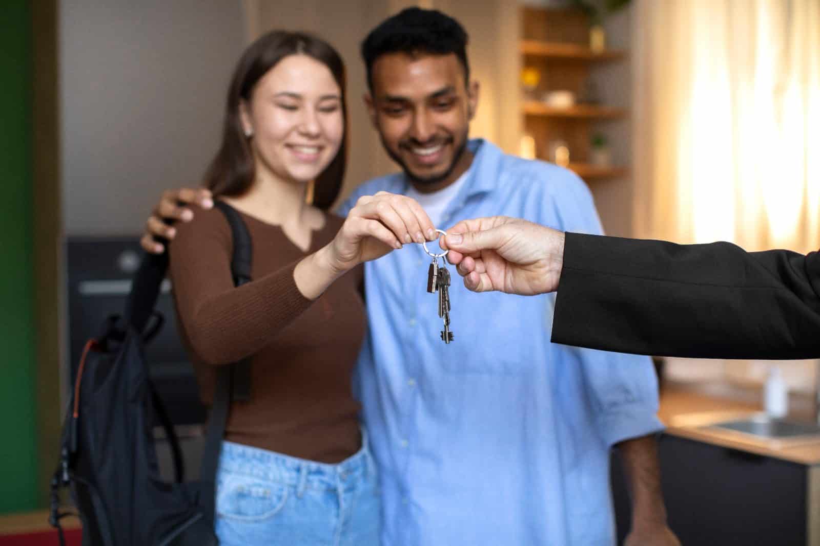 Remise des clés d'une location après dépôt d'une caution en ligne