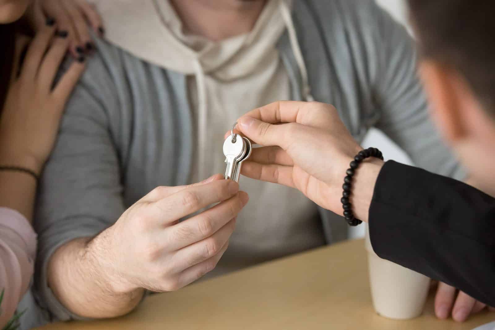 Remise des clés : caution en ligne ou garant pour sécuriser une location