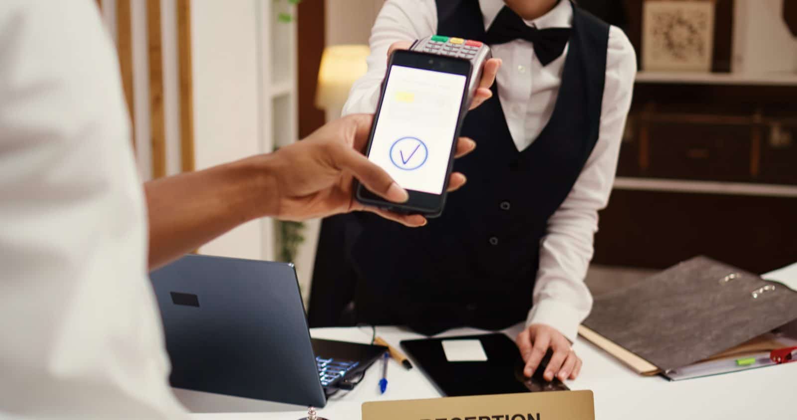 Client enregistrant sa carte bancaire sur smartphone pour une empreinte bancaire